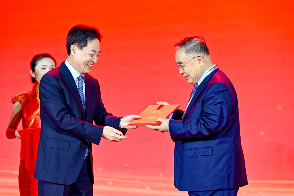 赵玉沛院士向张伯礼院士颁授第七届国之名医轮值主席证书
