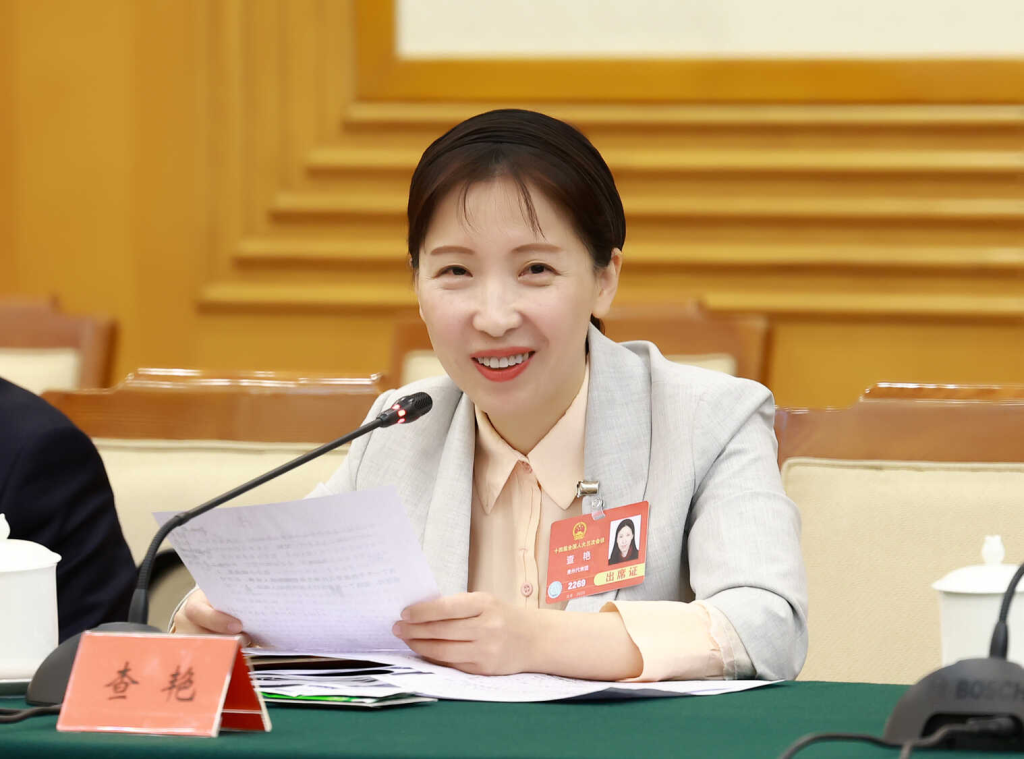 查艳：基层医务人员晋升职称条件需优化